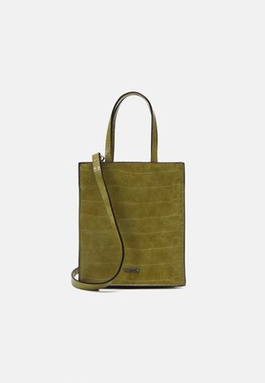 Grüne Tote-Tasche aus Kunstleder mit Krokodilmuster, zwei kurzen Griffen und einem abnehmbaren Schultergurt. Glatte Textur und strukturierte Form.