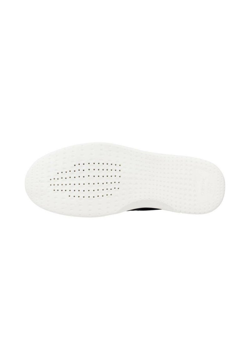 Suela de zapato blanca con una superficie texturizada, que presenta pequeñas perforaciones para un mejor agarre. Bordes suaves con un diseño de punta redondeada, con una marca mínima visible.