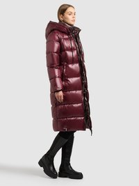 Burgundia värvi sulejope kapuutsiga, millel on läikiv tekstuur, suured plokid ja mustad paelad. Kandmiseks mustad põlvikud.