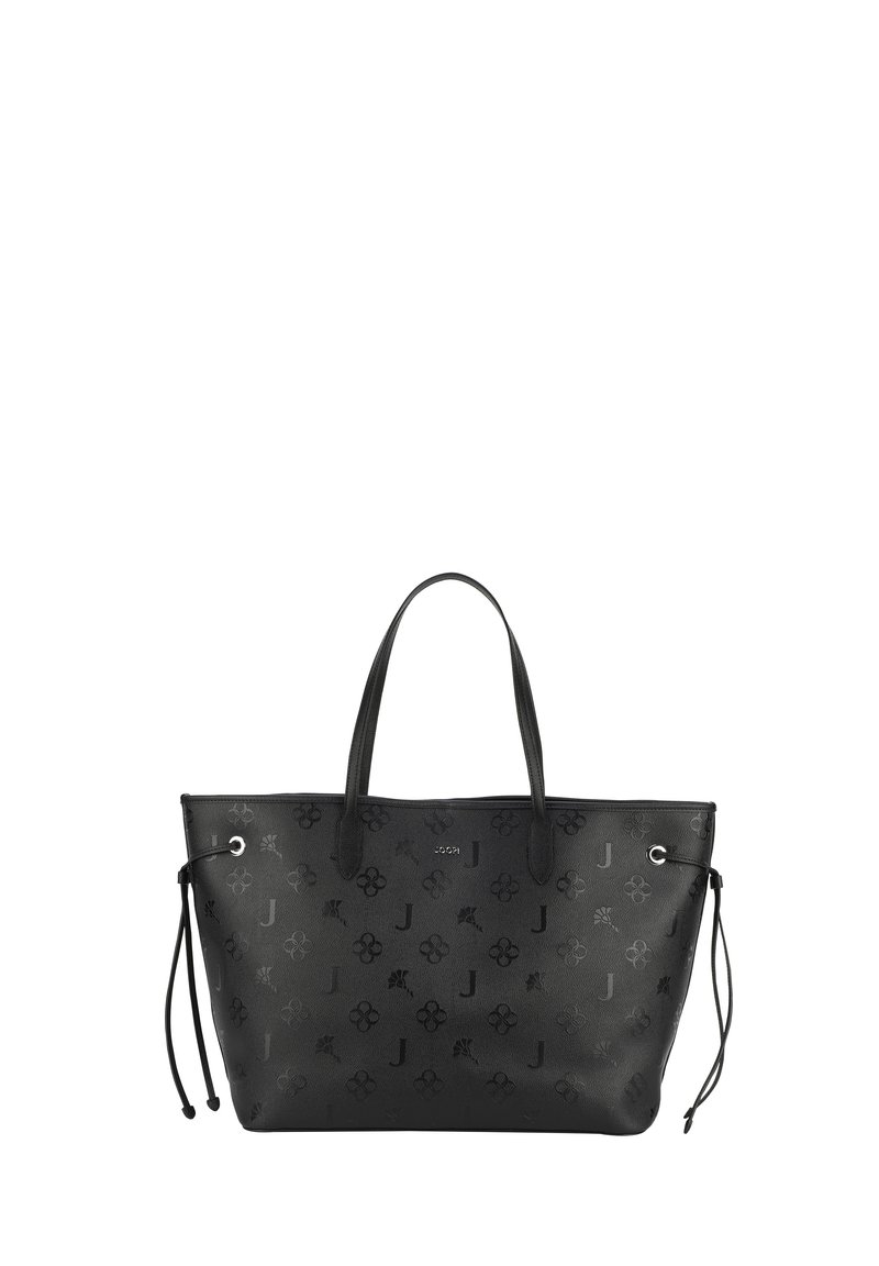 Svart tote-väska i texturerat läder med ett mönster av logotyper och blommönster, med två handtag och justerbara dragsnöresidor.