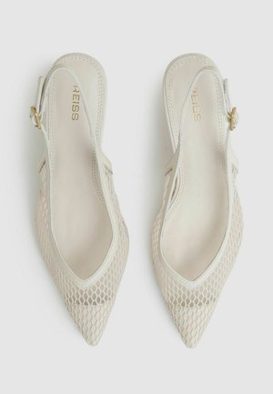 Béžové slingback lodičky s špicatou špičkou, sieťovaným vrchom s hexagonálnym vzorom a zlatou sponou na boku. Hladké vnútorné podšívka.