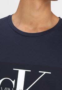 Calvin Klein Jeans Triko s potiskem - dark blue