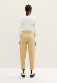 TOM TAILOR DENIM BARREL MOM - Jeans Straight Leg - brown rice