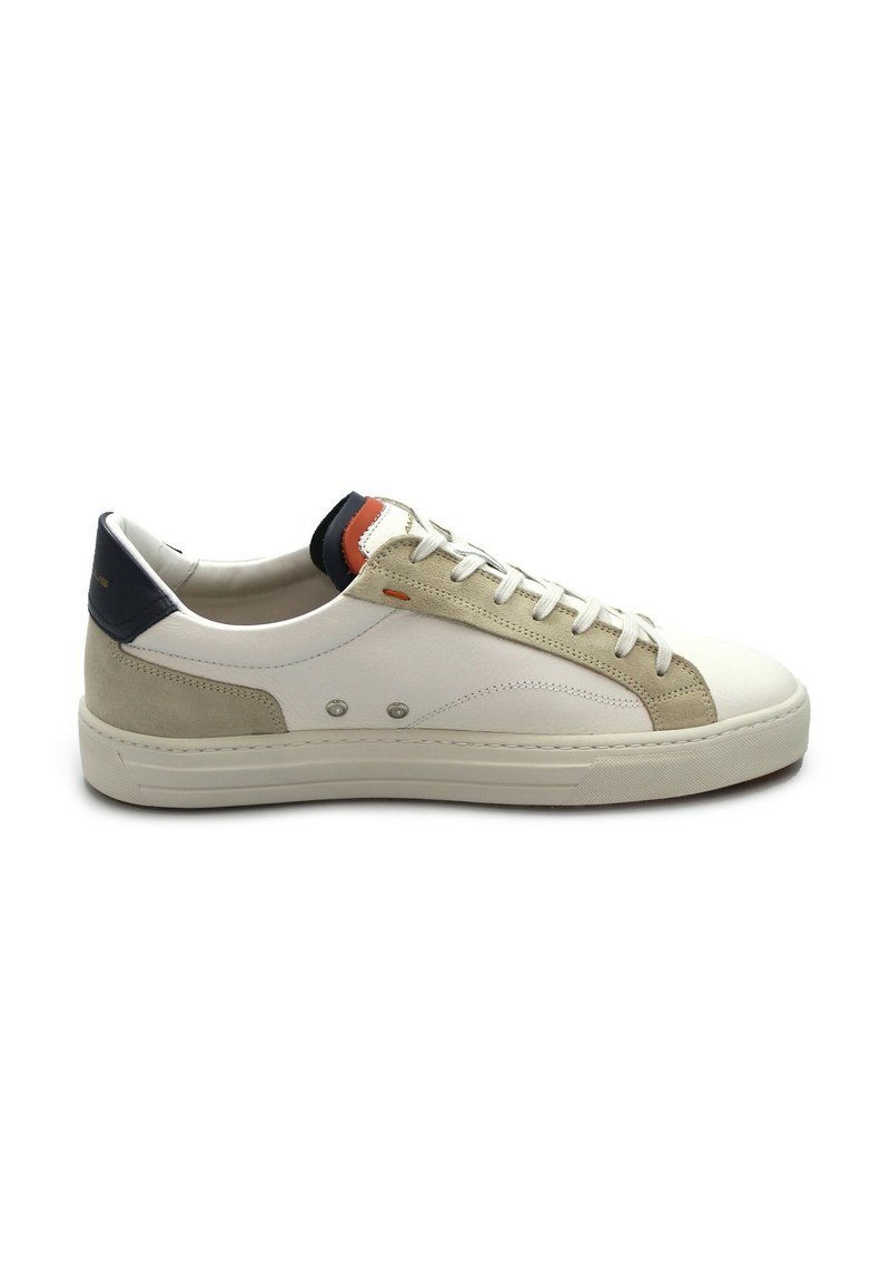 Sneaker da uomo low-top in pelle bianca e suede beige. Presenta un tallone blu navy, un accento arancione e un classico design con lacci. Suola intermedia testurizzata.