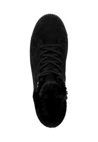 Bottine en daim noir avec doublure en fausse fourrure, bout rond et devant à lacets. Présente une semelle texturée et des accents en métal argenté près de la cheville.