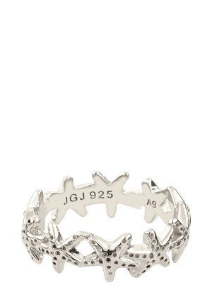 Bague en argent sterling présentant des formes d'étoiles de mer interconnectées, surface texturée avec des accents en relief et un anneau intérieur lisse. Marquée "JGJ 925."