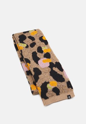 Écharpe tricotée beige pliée avec motif floral abstrait en noir, orange, jaune et rose, bordures côtelées sur fond blanc.