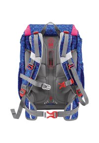 Sac à dos à motif floral bleu avec des accents gris, des bretelles réglables, des accessoires rouges et un panneau arrière rembourré. Design ventilé avec des détails réfléchissants.