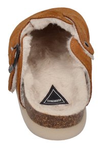Zapatilla de ante marrón con un forro blanco esponjoso, suela plana, detalle de hebilla en el lateral y logotipo triangular en la planta.