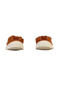 Zapatos de lona marrones con punteras redondas, suelas de goma blanca y ojales para cordones. Diseño simple con un acabado texturizado en la suela.