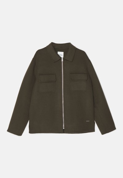 Olivno zelena jakna iz mehkega materiala, z zadrgo, pointed ovratnikom in dvema žepoma na prsih z detajli na pokrovu.