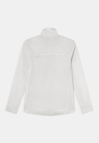 Biała koszula z długim rękawem i kołnierzykiem, o gładkiej fakturze, prostym końcu i kontrastującym przeszyciem wzdłuż szwów.