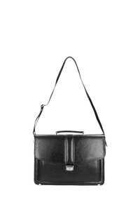 Porte-documents en cuir noir avec une poignée supérieure et une bandoulière réglable, sécurisé par un rabat avant avec une fermeture métallique.