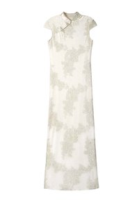 Robe blanche longue avec un col haut et des manches courtes. Présente un tissu texturé avec des motifs abstraits gris clair sur l'ensemble.