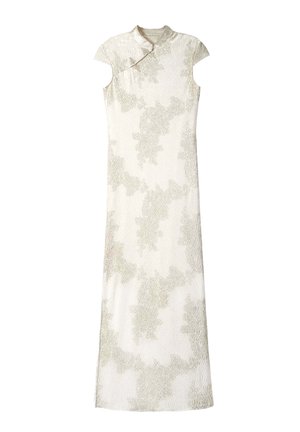 Largo vestido blanco con cuello alto y mangas cortas. Presenta una tela texturizada con patrones abstractos en gris claro a lo largo.