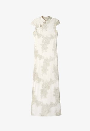 Largo vestido blanco con cuello alto y mangas cortas. Presenta una tela texturizada con patrones abstractos en gris claro a lo largo.