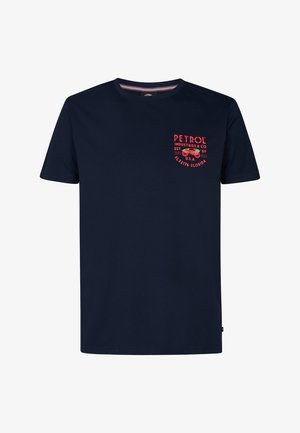 T-shirt in cotone blu navy con maniche corte, scollo rotondo e logo stampato rosso sulla parte sinistra del petto. Texture liscia, vestibilità standard.