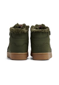 Zielone trampki typu high-top z kołnierzem z futerka, gładką skórzaną cholewką, kontrastowymi czarnymi akcentami i gumową podeszwą. Zapięcie na paski na rzep.