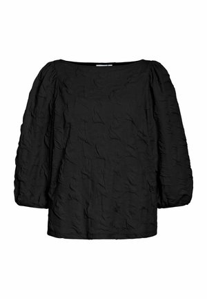 Melnā blūze ar garām piedurknēm, uzpūstām piedurknēm un teksturētu, krokainu auduma apdari, attēlota uz baltas virsmas.