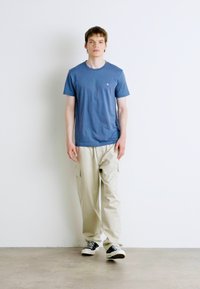 Calvin Klein Jeans EMBRO BADGE - Jednoduché tričko - blue coast