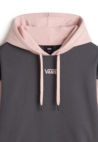 Sweat à capuche Vans gris foncé avec capuche rose clair et cordons assortis, arborant le logo Vans en rose clair sur la poitrine.