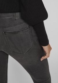 VILA Vaqueros pitillo - dark grey denim
