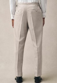 Next REGULAR FIT TAILORED FIT  - Pantalones - stone