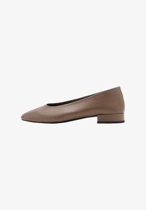 Ballerines en cuir brun clair avec un bout pointu, un petit talon carré et une texture lisse. Design minimaliste sans motifs ni accents visibles.