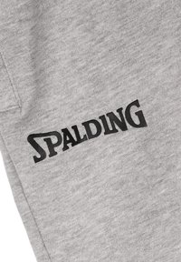 Grahamaterial mit einer strukturierten Oberfläche und einem schwarz gestickten "SPALDING"-Logo, das prominent platziert ist.