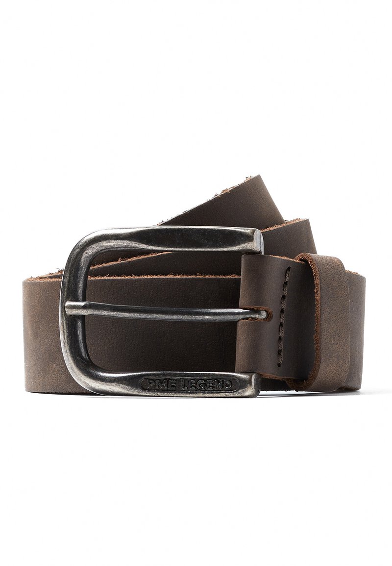 Ceinture en cuir brun foncé enroulée avec une boucle en métal argenté rectangulaire gravée "PME Legend."