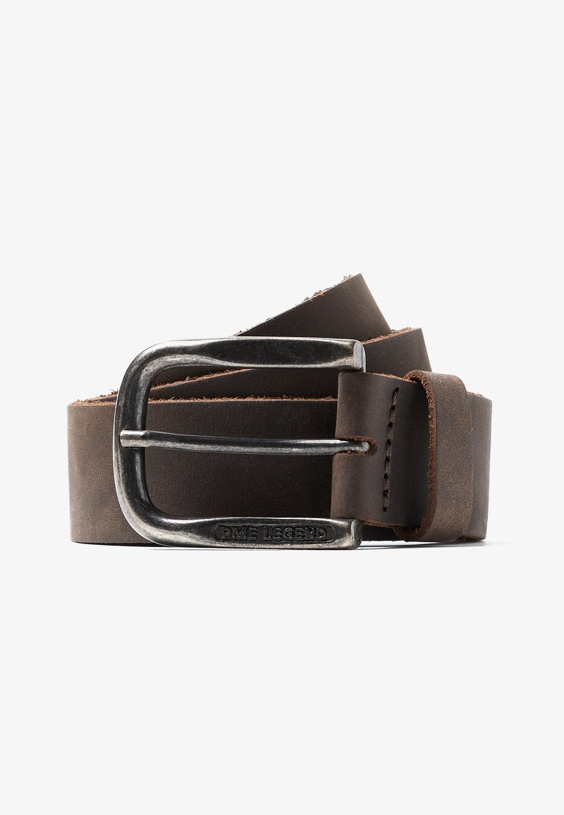 Ceinture en cuir brun foncé enroulée avec une boucle en métal argenté rectangulaire gravée "PME Legend."