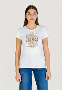 Camiseta blanca de manga corta con diseño floral y texto "LIU JO" en el centro. Tejido de algodón suave, corte entallado, cuello redondo y estilo casual.