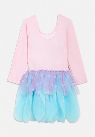 Robe rose à manches longues avec une jupe en tulle superposée bleue et violette à pois, conçue pour un enfant.