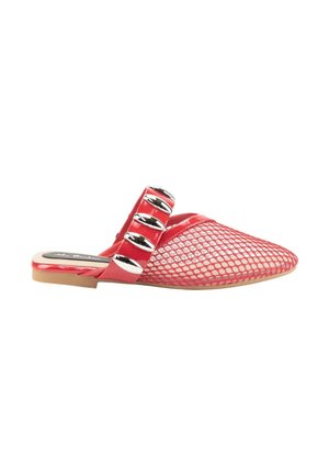 Mule de malla roja sin talón con punta afilada, que presenta una tira brillante adornada con acentos plateados y una suela beige plana.