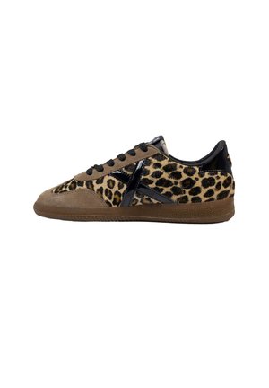 Zapatilla baja con ante marrón, paneles de tela con estampado de leopardo, detalles negros brillantes, cordones negros y suela de goma marrón texturizada.