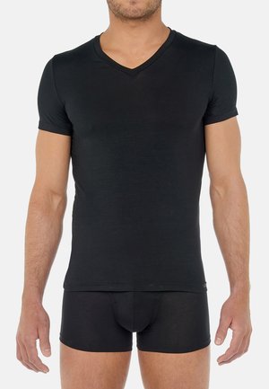 Schwarzes, kurzärmeliges V-Ausschnitt-T-Shirt und passende Boxershorts, mit einem figurnahen Design und glatter Textur, entworfen für Komfort und ein angenehmes Tragegefühl.