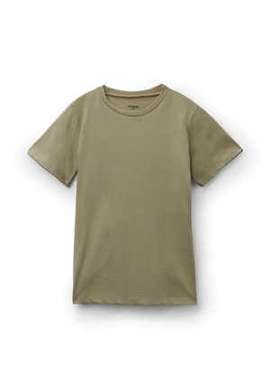 Prosta bawełniana koszulka w kolorze oliwkowej zieleni, z krótkim rękawem i okrągłym dekoltem, ułożona płasko na białym tle.