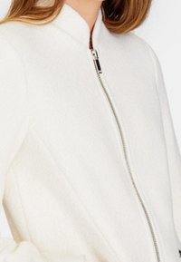Stradivarius Abrigo corto - white