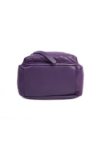 Borsa di pelle viola con superficie texture e un motivo trapuntato in cima. Caratterizzata da un fondo piatto e un manico corto.
