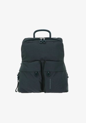 Sac à dos gris foncé avec un tissu texturé, compartiments à double fermeture éclair, poignée supérieure et deux poches avant avec fermetures à pression.