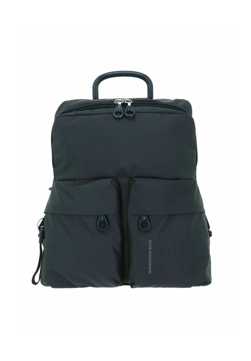 Sac à dos gris foncé avec un tissu texturé, compartiments à double fermeture éclair, poignée supérieure et deux poches avant avec fermetures à pression.