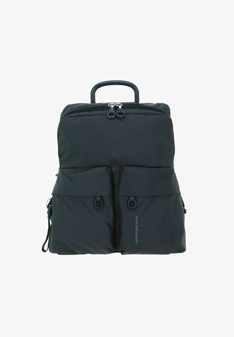 Sac à dos gris foncé avec un tissu texturé, compartiments à double fermeture éclair, poignée supérieure et deux poches avant avec fermetures à pression.