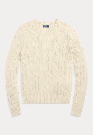 Pull en maille torsadée couleur crème avec manches longues, encolure ronde, et étiquette Polo by Ralph Lauren au niveau du col.
