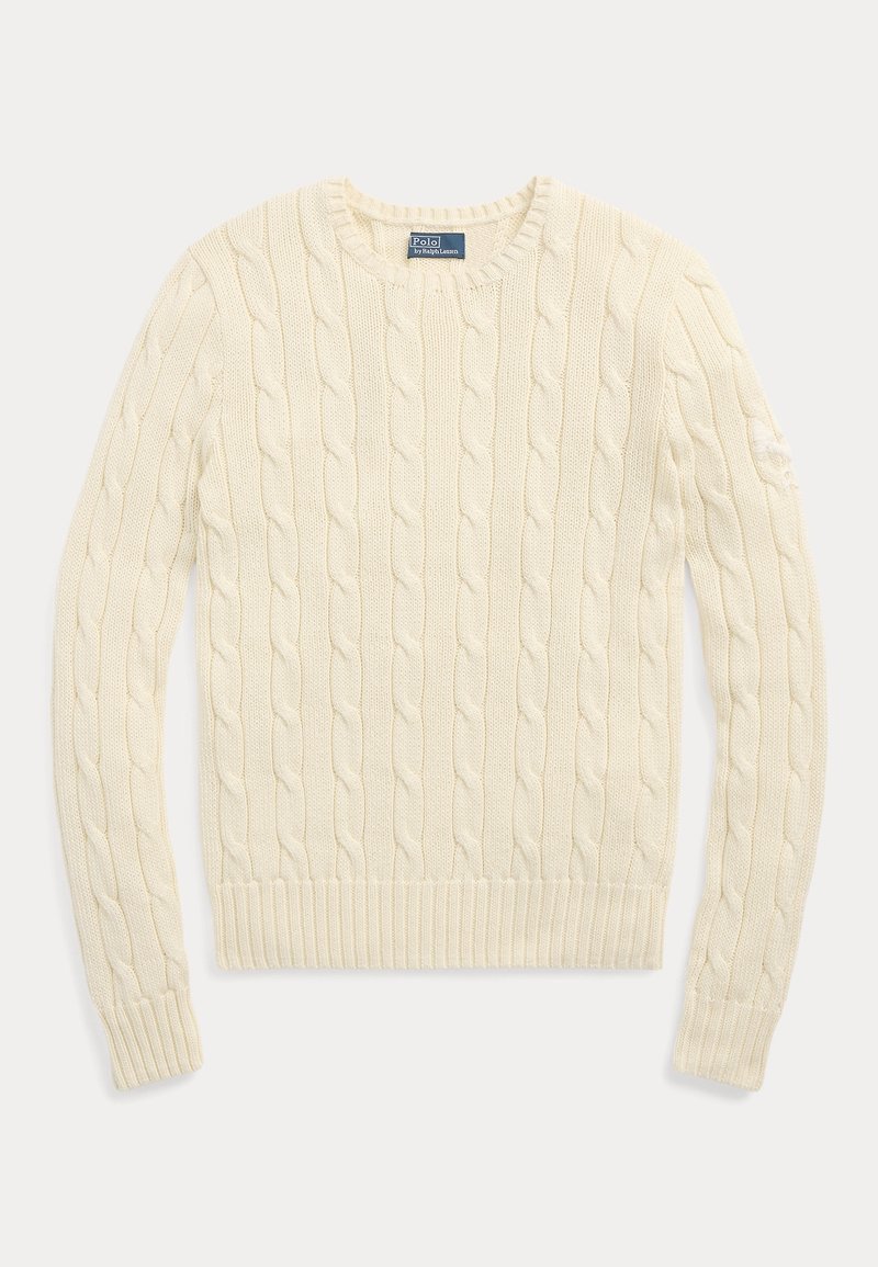 Pull en maille torsadée couleur crème avec manches longues, encolure ronde, et étiquette Polo by Ralph Lauren au niveau du col.