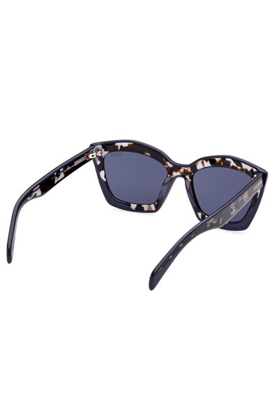 Occhiali da sole a occhialino con un motivo tartaruga trasparente nero e marrone, lenti scure e finitura lucida. Design audace e angolare.