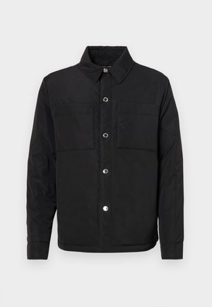 Zwarte gewatteerde jas met een knoopsluiting aan de voorkant, twee borstzakken en een kraag. Gemaakt van een gladde stof met een matte afwerking.