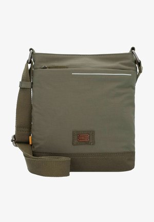 Bolso cruzado de lona en verde oliva con superficie texturizada, correa ajustable y un bolsillo frontal con cremallera y acento reflectante.