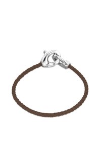 Bracelet en cuir tressé marron avec une fermeture en métal argenté, présentant un design simple et une texture lisse. Des accents incluent un mécanisme de verrouillage circulaire.