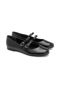 Schwarze Lederballetschuhe mit einer runden Schuhspitze, zwei verstellbaren Schnallenriemen und einer niedrigen, flachen Sohle. Glatte Oberfläche mit einem subtilen Glanz.
