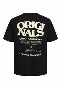 Černé bavlněné tričko s velkým bílým textem, který říká "ORIGINALS", a menším textem níže popisujícím detaily designu, s uvolněným střihem.